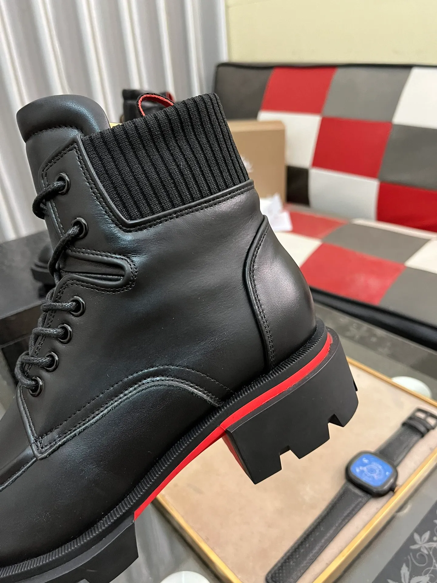 Men's shoes 💰880⌚️⌚️CL New formal leather shoes Christia* Loubouti* Red-soled shoes GREGGO men's Oxford shoes Made of imported cowhide/glossy patent leather/stitched contrasting high silk suede. Three-section toe design. Iconic red outsole, the ultimate personalized shoe. Original color cowhide lining. Original Italian leather outsole; fine workmanship brings you a luxurious experience. With its neat silhouette and straightforwardness, GREGGO men's Oxford shoes are Oxford shoes born for city roaming. The elegant lines and classic silhouette exude eternal charm. The black patent leather material is exquisite and eye-catching, adding a sense of luxury to the overall look. The slender toe design is full of elegance, and matched with closed shoelaces of the same color, the sophistication is invisible. The slim sole design provides the shoes with a light foot feel, elegant steps, and a refined and elegant look. Shows outstanding texture.  Standard leather shoe size: 38-44